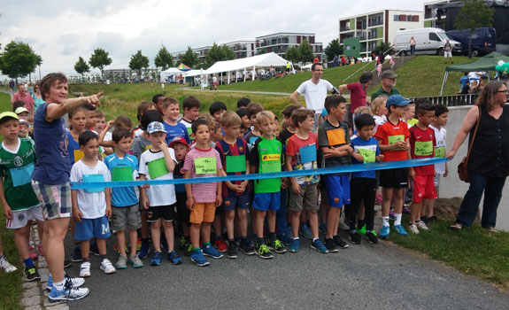 The children waiting to start running